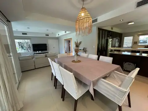 Venta excelente casa en B°Cdo Buenos Aires Village