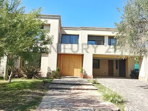 BARRIO LOS TEROS. VENTA CASA DE CATEGORÍA 4 DORMITORIOS
