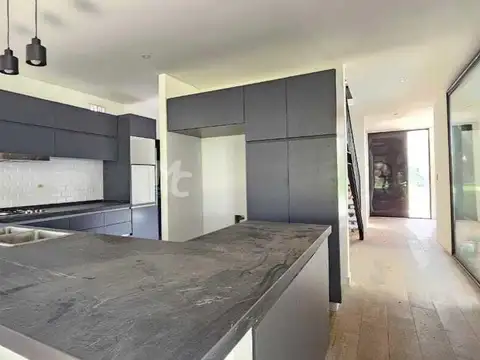 Casa en Alquiler con 1 cochera