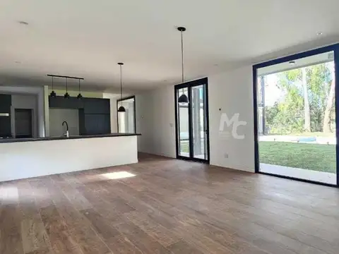 Casa 5 ambientes con 3 baños