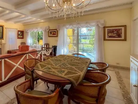 Casa 7 ambientes con 5 baños