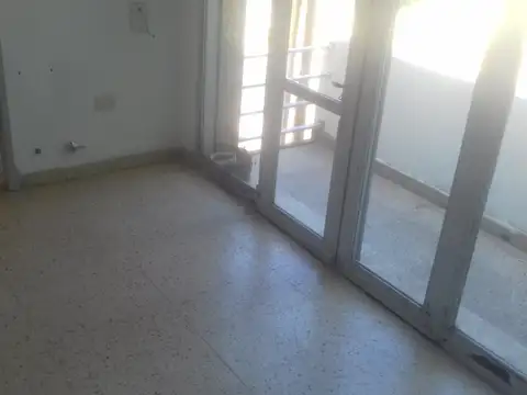 24 y 44  P.H. Terraza privada. 2 Dormitorios / Whatsapp  591-2795