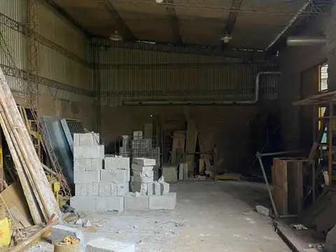 EZEIZA  CENTRO - Galpón sobre gran lote de 940 m2