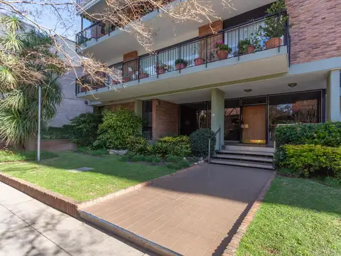 Departamento en venta en Olivos, semipiso 4 ambientes con dependencias, 2 cocheras y baulera.