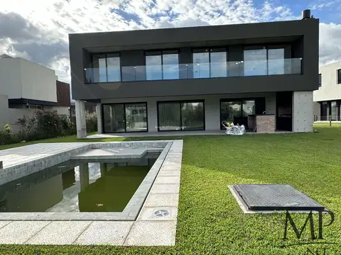 Casa en Venta con 2 cocheras