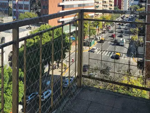Muy Lindo 2 Amb + Cochera   Sobre Avenida   listo para habitar.
