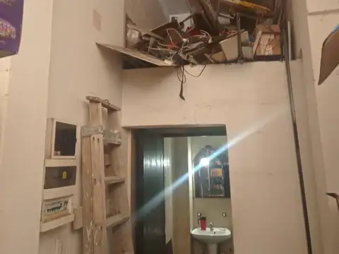 VENTA LOCAL EN LINIERS EN AVENIDA CON DEPOSITO Y ENTREPISO