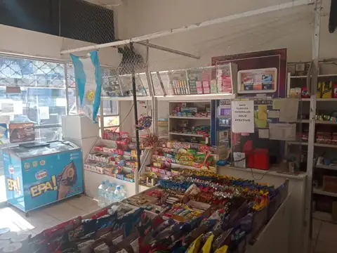 VENTA LOCAL EN LINIERS EN AVENIDA CON DEPOSITO Y ENTREPISO