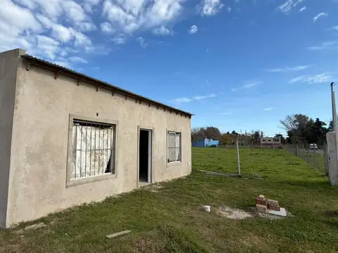 CASA " A TERMINAR" - BARRIO LAS LILAS. MUY BUENA UBICACION - ESQUINA LAS AMAPOLAS Y TOMAS ESPORA