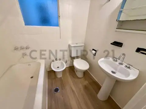 Venta de monoambiente reciclado con cocina independiente y espacio para escritorio.