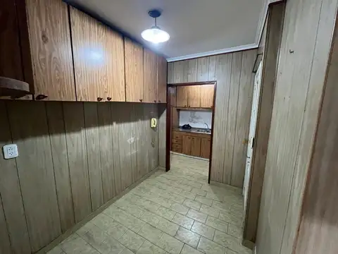 DEPARTAMENTO 3 AMB. + ESCRITORIO 3 X 3.50. C/BALCÓN (FRENTE)