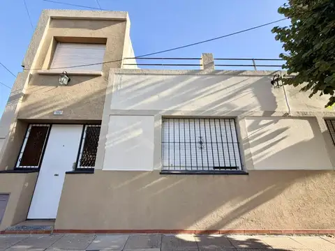 Casa 5 ambientes en excelente ubicación.
