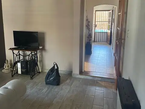 Casa 4 ambientes sin cochera.-