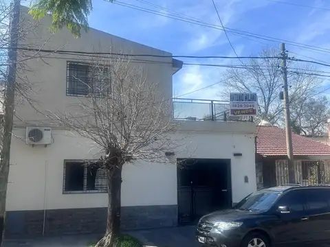 Casa 4 ambientes sin cochera.-