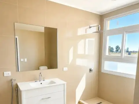 Casa 5 ambientes con 3 baños