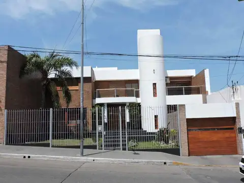 VENTA CASA DE CATEGORIA 4 DORMITORIOS-CORDOBA
