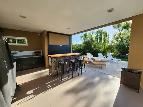 Casa en Alquiler Temporal con 3 cocheras