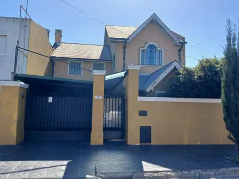 Casa de seis dormitorios en Boulogne, San Isidro con jardin y pileta. Con muy buen acceso.