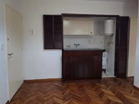 ALQUILER DE DOS AMBIENTES A PASOS DEL PARQUE LAS HERAS MUY LUMINOSO 