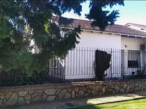 Casa de 3 ambientes con gran fondo libre en Villa Ballester
