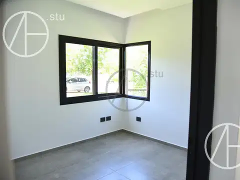 Casa en Alquiler con 2 cocheras