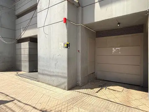 Oportunidad Cochera Cubierta Grande A Metros de Tribunales. Abasto