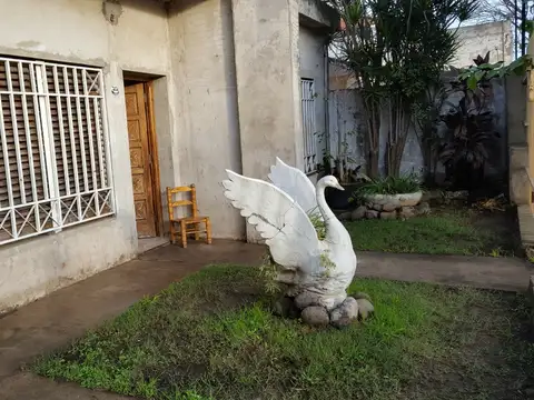 CASA 4 AMBIENTES CON JARDÍN, COCHERA PASANTE Y FONDO LIBRE. EXCELENTE ILUMINACIÓN NATURAL  