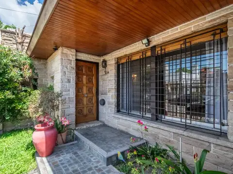 VENTA DE CASA 4 AMB C/JARDIN, PATIO, PARRILLA, PILETA, QUINCHO Y COCHERA CUBIERTA FLORIDA