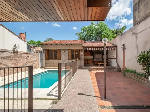 VENTA DE CASA 4 AMB C/JARDIN, PATIO, PARRILLA, PILETA, QUINCHO Y COCHERA CUBIERTA FLORIDA