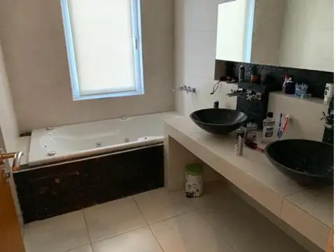 Casa 6 ambientes con 4 baños
