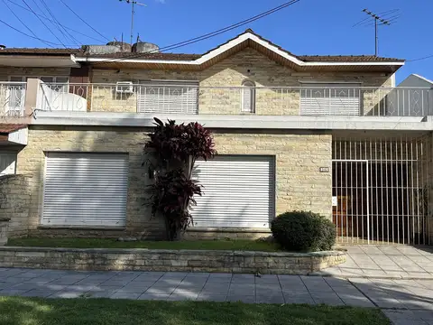 Casa al frente + PH al fondo – Ideal dos familias, excelente estado