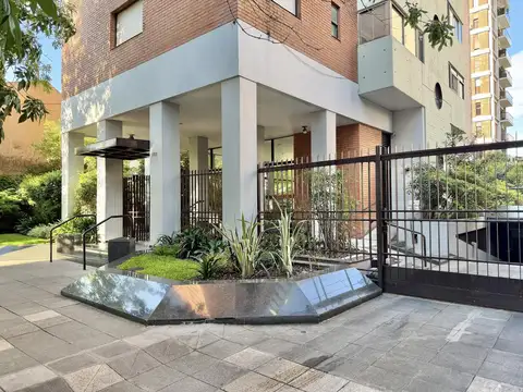 Luminoso departamento con cochera y baulera en alquiler, ubicado en Martínez.