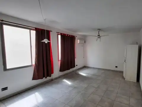 Monoambiente luminoso con baño completo y cocina integrada