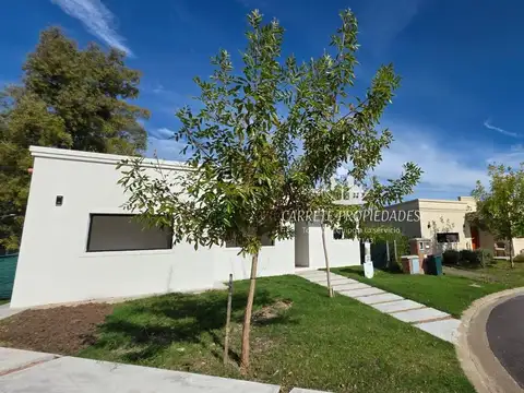 Oportunidad. Casa en venta de 4 ambienets. Barrio Santa Lucia. Pilar del Este 100