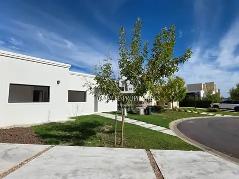Oportunidad. Casa en venta de 4 ambienets. Barrio Santa Lucia. Pilar del Este