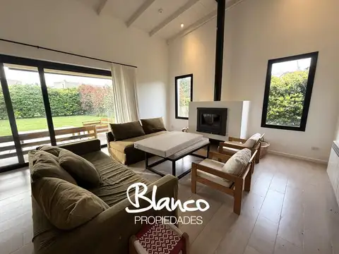 Casa 4 ambientes con 3 baños