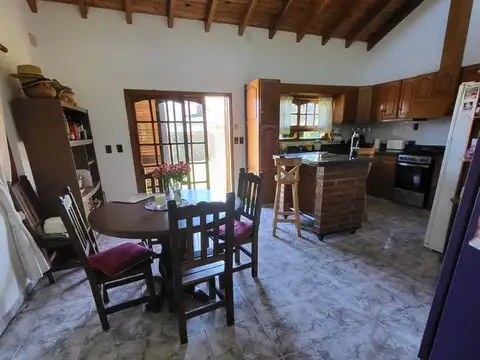 Casa en Venta con 2 cocheras