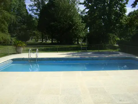 Casa en en Country de Pilar en muy buen estado, posee tres lotes, uno se puede dividir, y venderse .