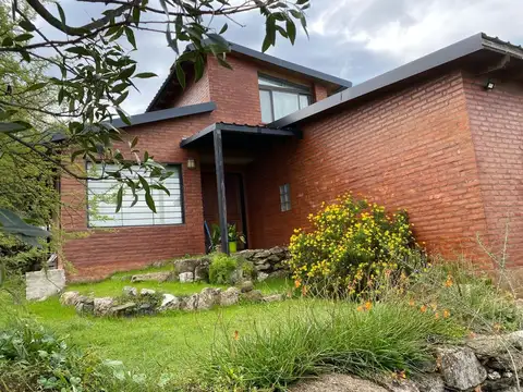   TRES DORMITORIOS CASA EN TANTI SE VENDE