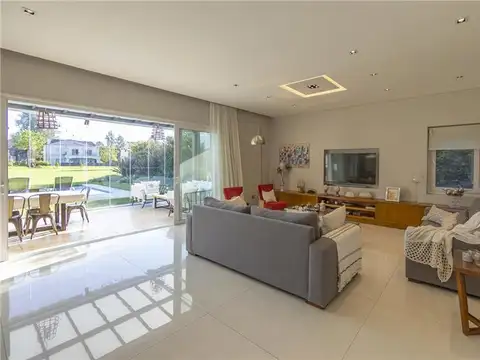 Casa en Venta con 4 cocheras