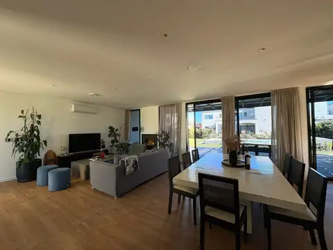 Casa 4 ambientes con 2 baños