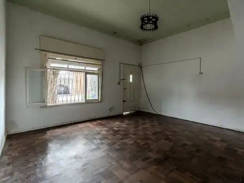 Casa 6 ambientes con 2 baños