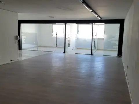 Oficina 4 ambientes con 2 baños