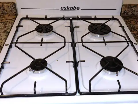 DUEÑO .AL FTE. CON BALCON ATERRAZ. Y PARRILLA  2 DORM 2 BANIOS C/ DUCHA, COCHERA Y PORTERIA 24 HS