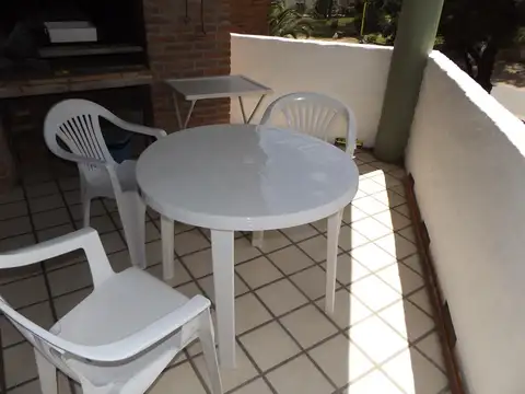 DUEÑO .AL FTE. CON BALCON ATERRAZ. Y PARRILLA  2 DORM 2 BANIOS C/ DUCHA, COCHERA Y PORTERIA 24 HS