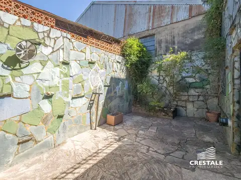 Casa 7 ambientes con 1 baño