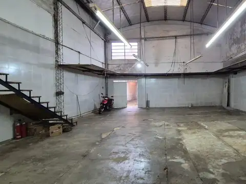 En Alquiler, Galpon 200m2 cub. PH independiente, zona industrial  -  V. Martelli