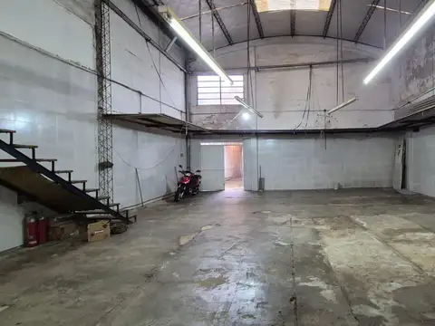 En Alquiler, Galpon 200m2 cub. PH independiente, zona industrial  -  V. Martelli