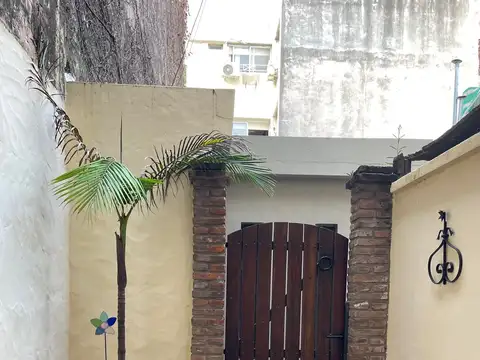 Casa de pasillo, centro de manzana con excelente jardín
