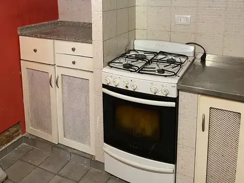 Casa de pasillo, centro de manzana con excelente jardín